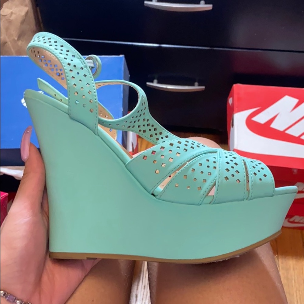 rouge wedge heels